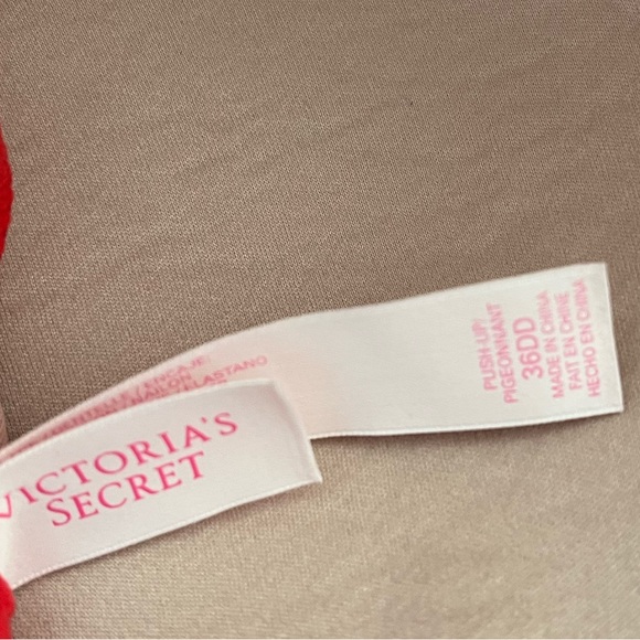 Victoria’s Secret’s Red Lace Push Up Bra Size 36DD - Picture 6 of 7